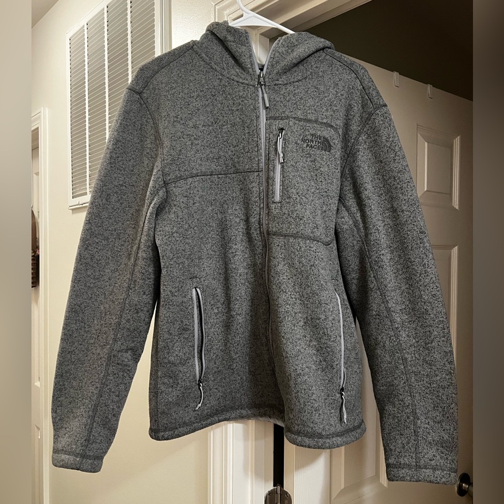 Men’s size Large. The Northface fleece zip up hoodie. Used but good condition.